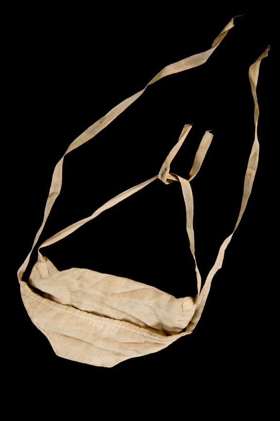 Gauze face mask, probably English, 1901-1940