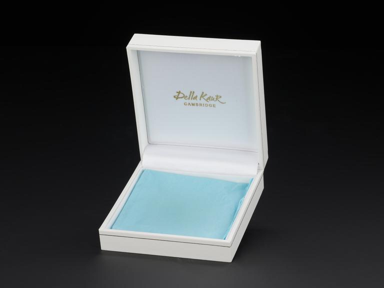 White jewellery box for small piece of wood inscribed "Never Give Up Hope"