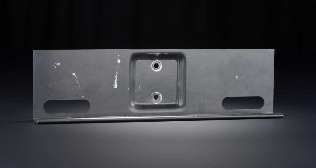 Metal bracket for supporting plastic screen mount