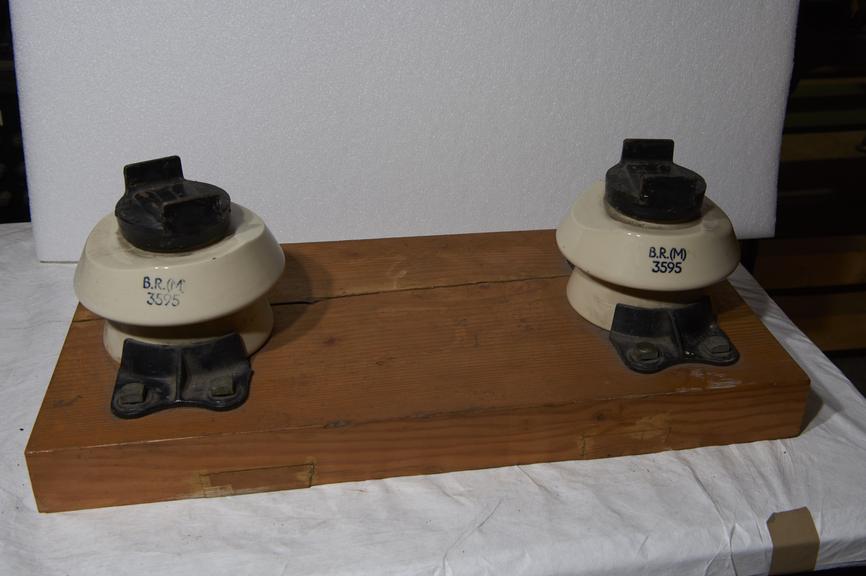 Pair of insulators BR(M)