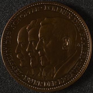 Medal: Zeppelin der Schopfer; Eckener der Fuhrer; Durr der Erbauer.   1929. Bronze