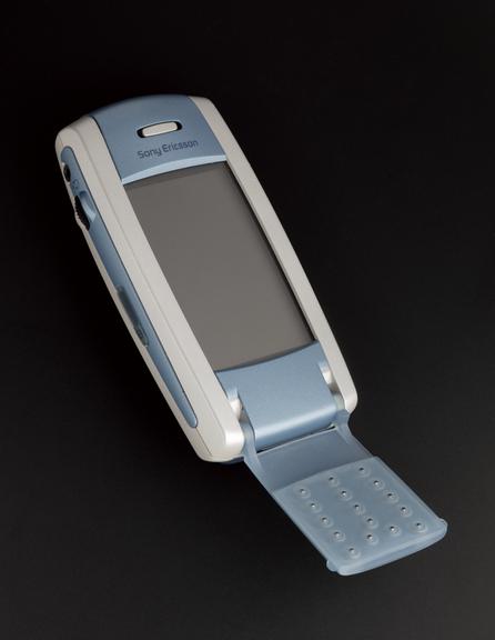 Sony Ericsson P800 mobile telephone, 2002-2004