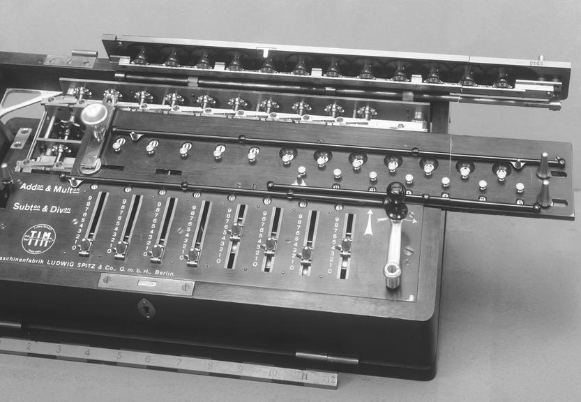 "Unitas" calculating machine