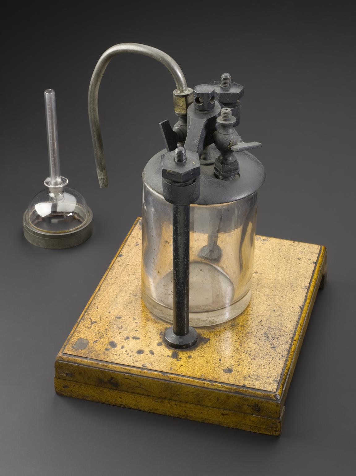 Osmometer with beaker. | Science Museum Group Collection