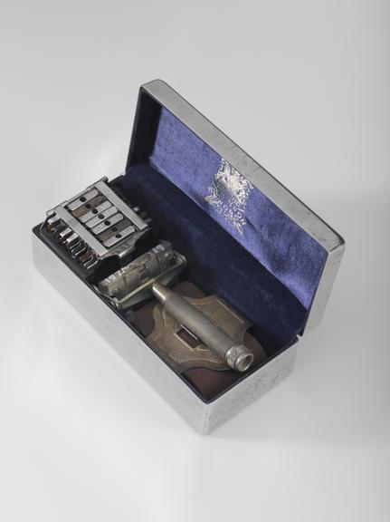 Wilkinson stropping hand safety razor, with presentation case