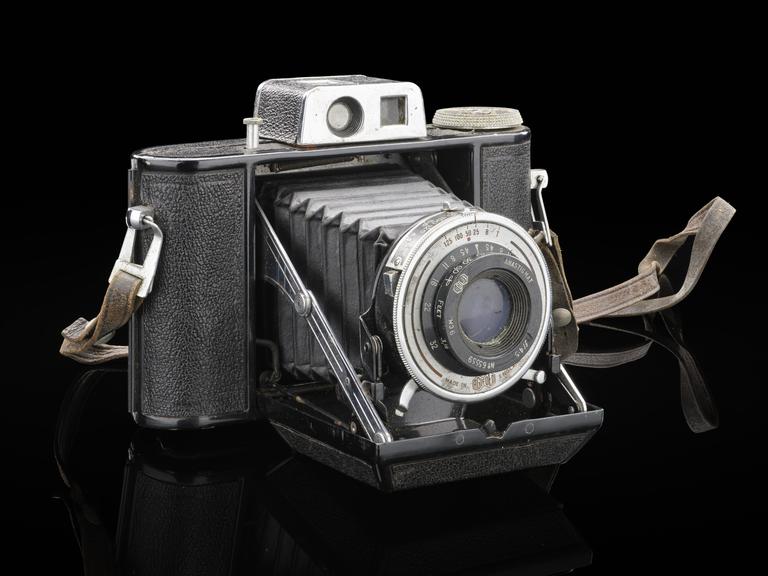 Agilux Agifold folding roll film camera, Agilux Limited, 1948