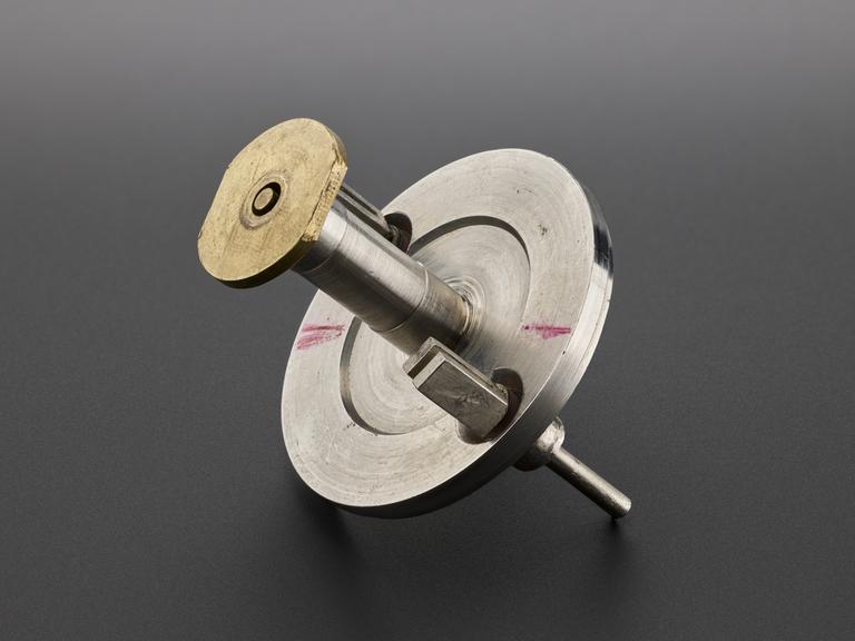 Metal disc with space for oscillobar