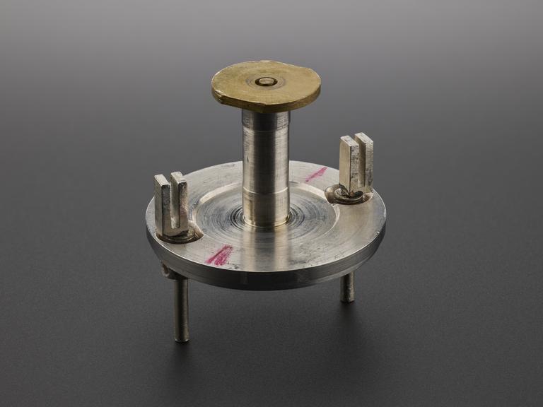 Metal disc with space for oscillobar