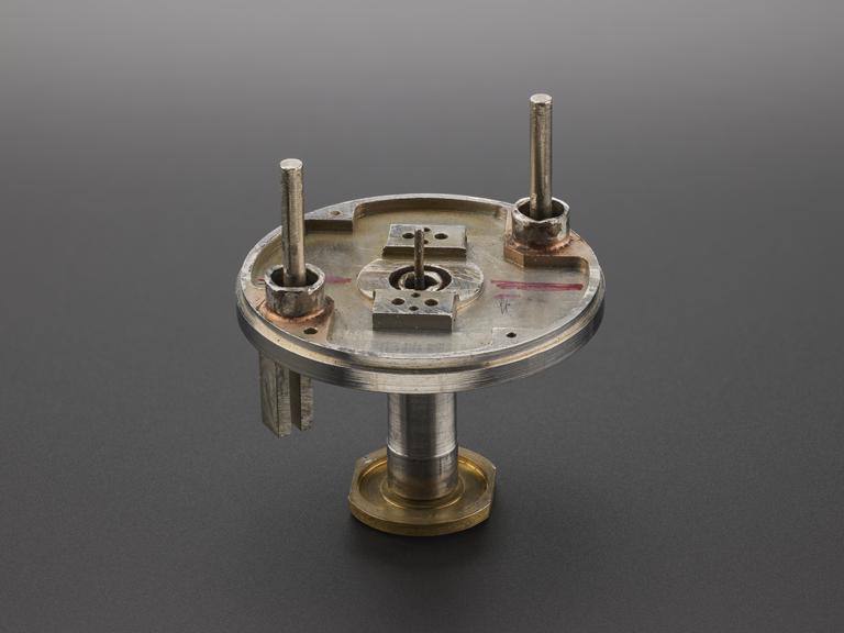 Metal disc with space for oscillobar