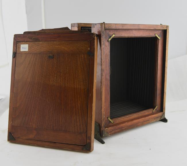 Bellows plate camera with plate holder