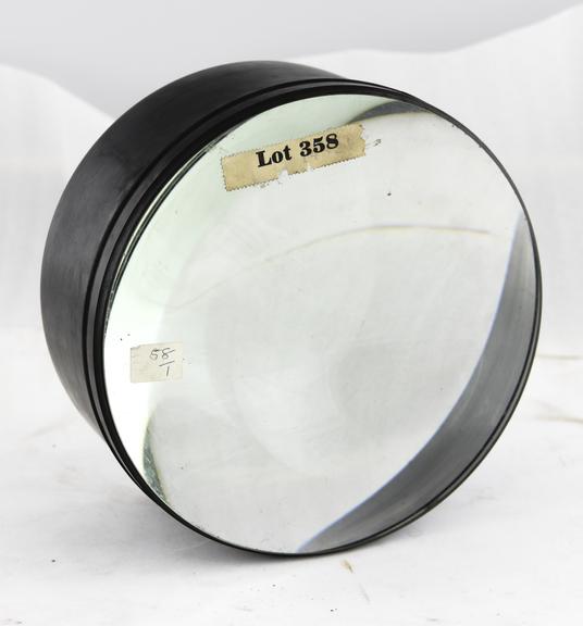 Lens with casing