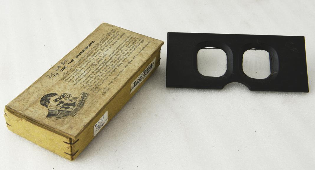 Handheld stereoscopic viewer