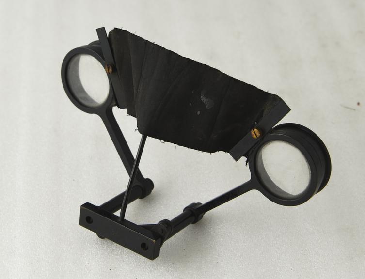 Handheld stereoscopic viewer