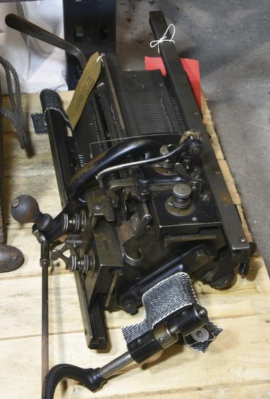 Flat bed knitting machine mechanism