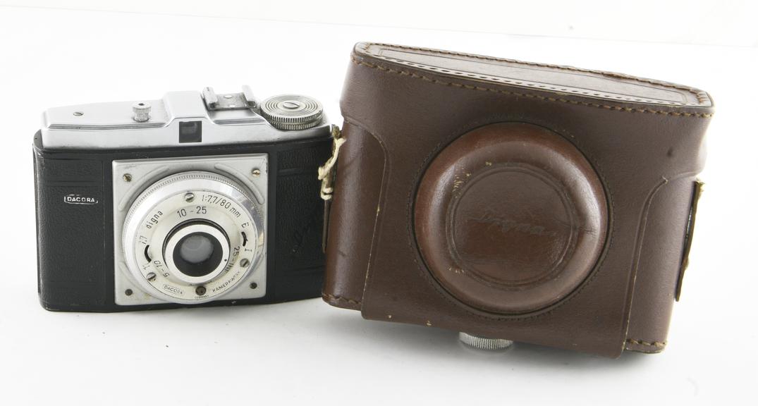 Digma 2 1/4" sq. rollfilm camera with collapsible lens assembly