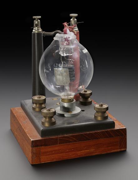 Audion (with spherical bulb), 1906