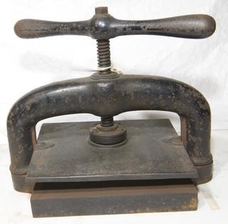 Steel Press with Twist Handle