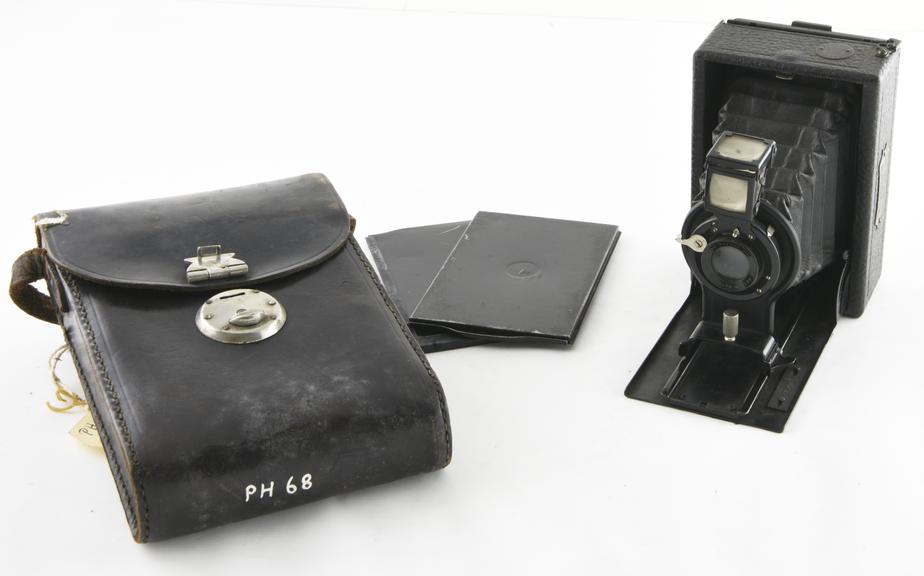 Folding bellows plate camera