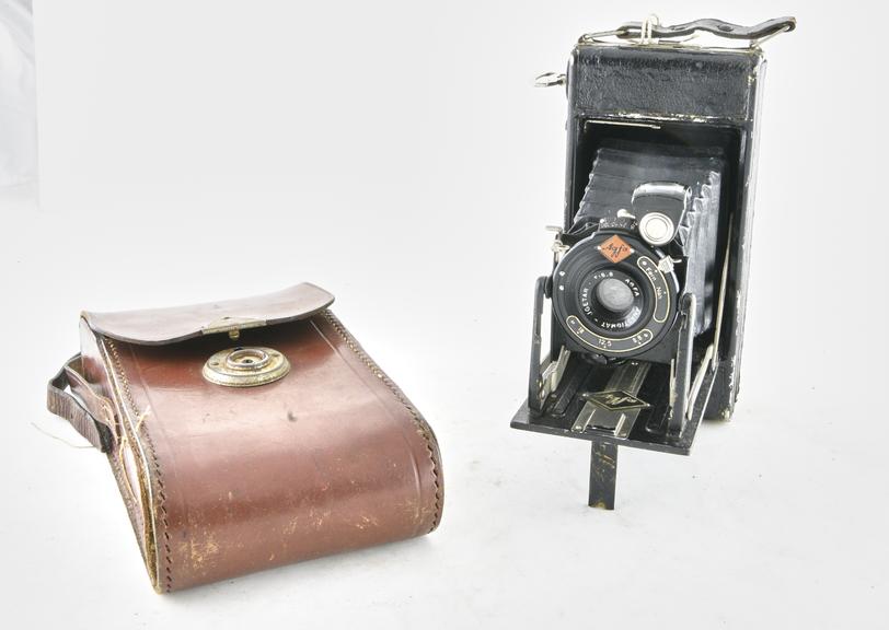 Agfa self-erecting folding camera for rollfilm No.120