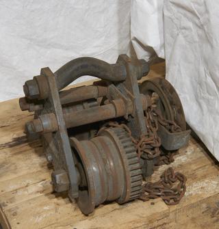 Iron chain winch