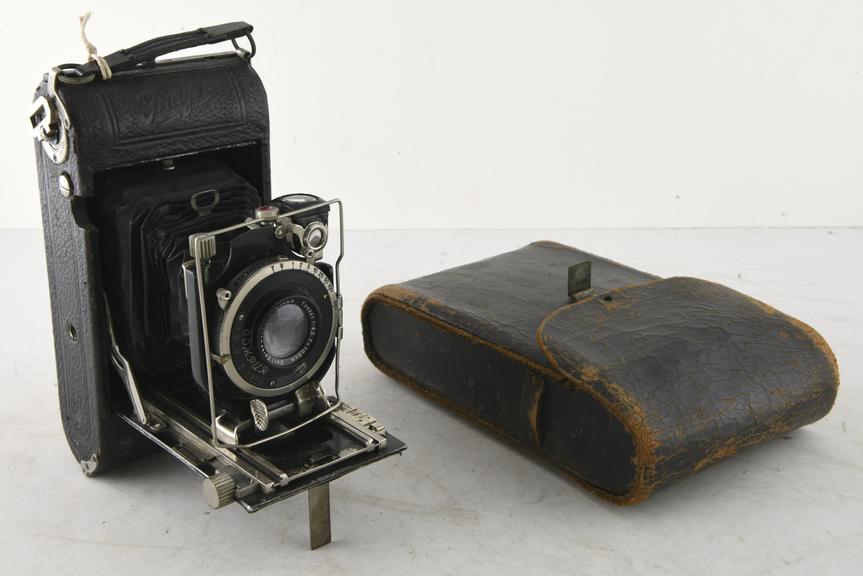 IHAGEE Folding Bellows Camera for Rollfilm No.120 and Case.