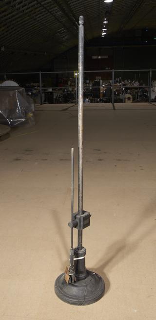 Stand for a High Frequency Resonator