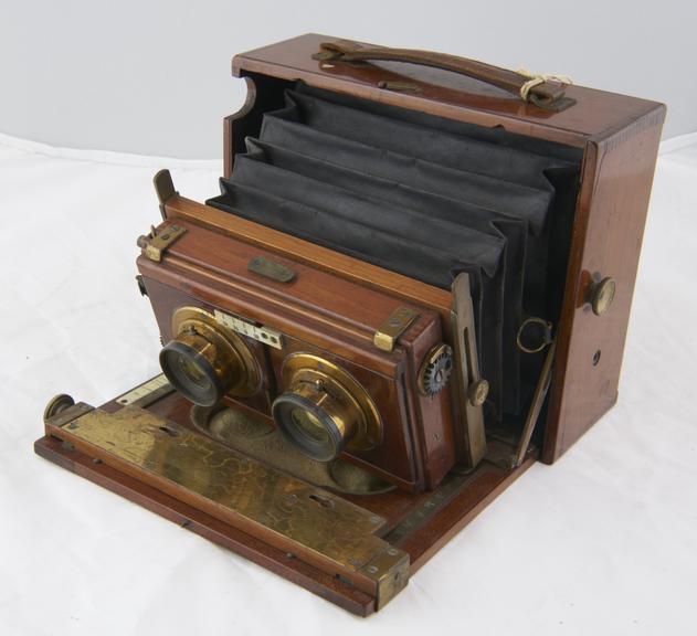 The Challenge Stereoscopic folding bellows camera