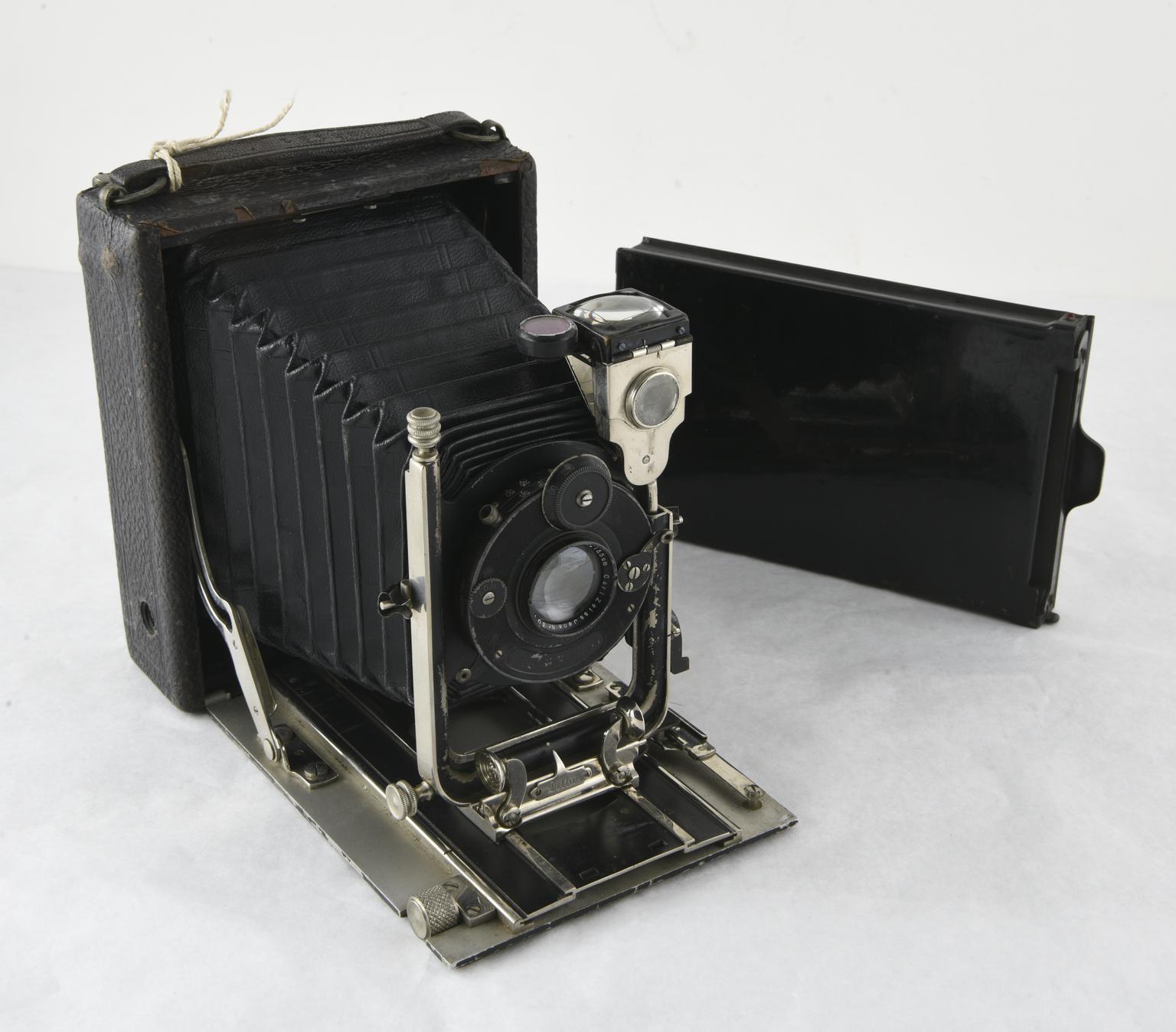 Delta Folding Bellows Camera and Filmpack Cassette. | Science Museum ...