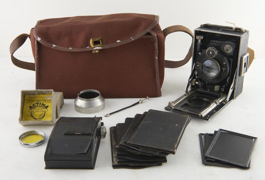 Folding bellows camera for plates or cut film  negative size 2 1/2 x 3 1/2"