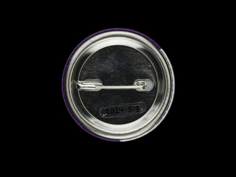 Badge with message 'I'm someone's mum' created by LNER as part of their 'Be Kind' campaign