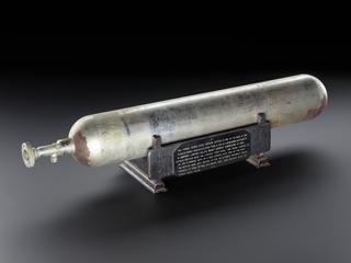 Oxygen cylinder, 1922-1959