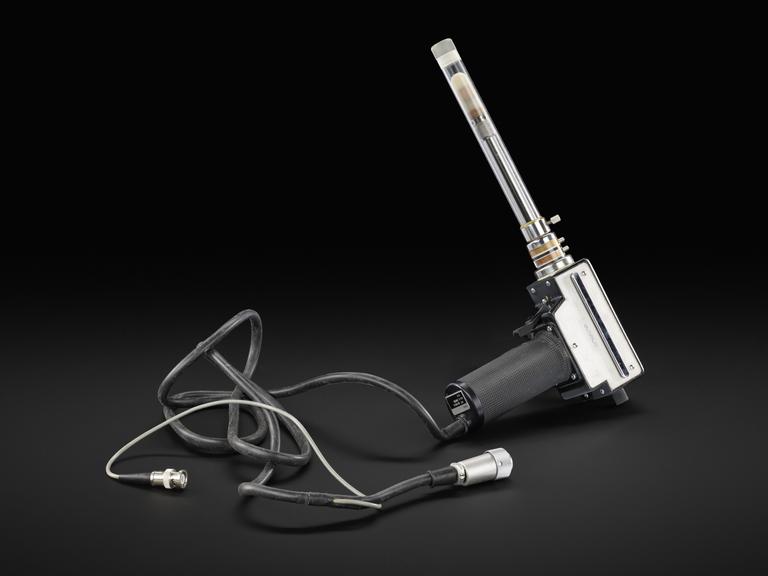 Pistol type transrectal transducer