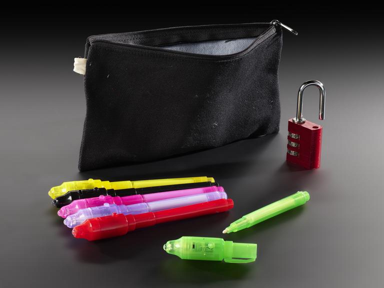 Pouch and padlock for a coronavirus escape game activity