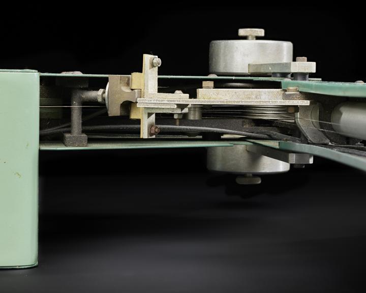 Scanning arm for storage oscilloscope