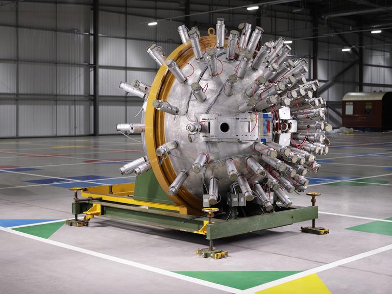Hedgehog diffractometer "Igel" D6 for neutron diffraction using a modified Laue method