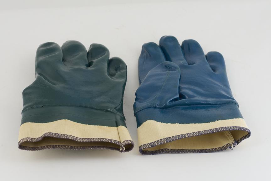 Pair of "Hycron" abrasion resistent gloves