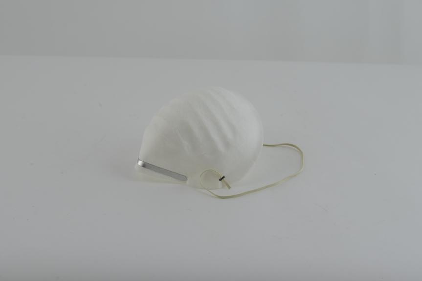 Disposable non-toxic particle mask with nose grip