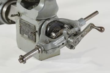 Spindle for swivelling fitting to carry worm-wheels