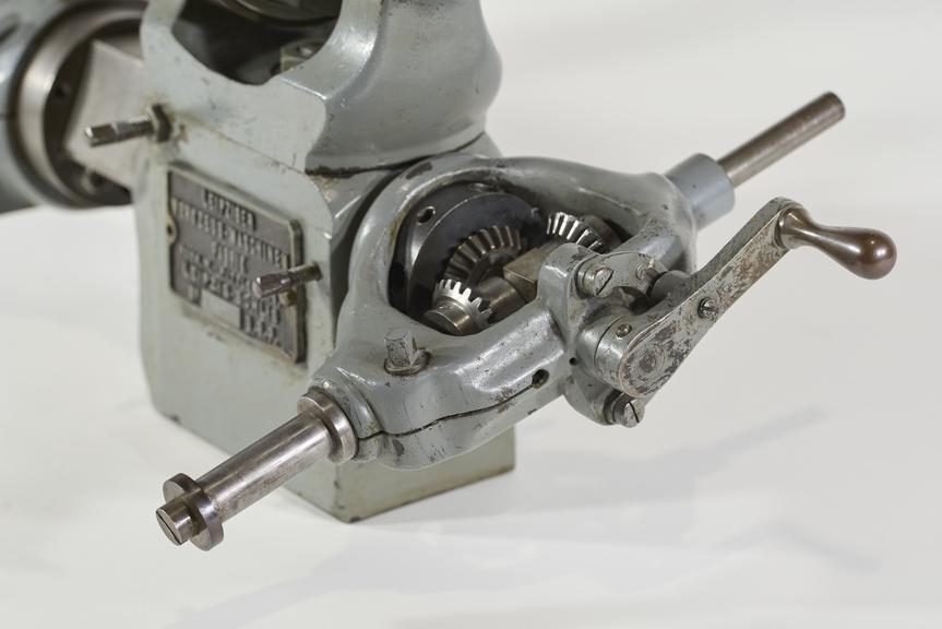 Spindle for swivelling fitting to carry worm-wheels