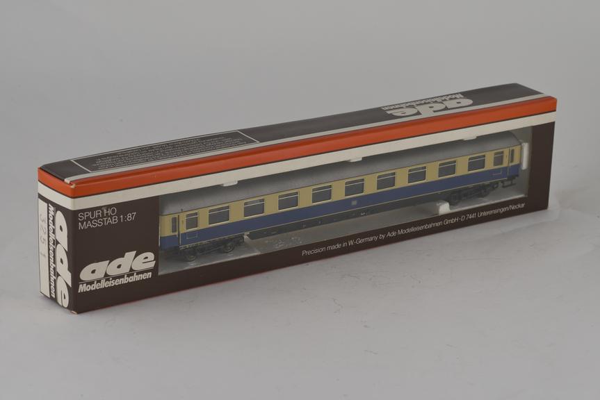 Model railway carriage; HO scale; DB 'Rheingold' 1st class corridor