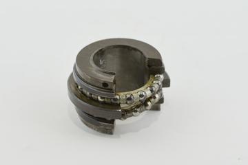 One sectioned light type double thrust bearing