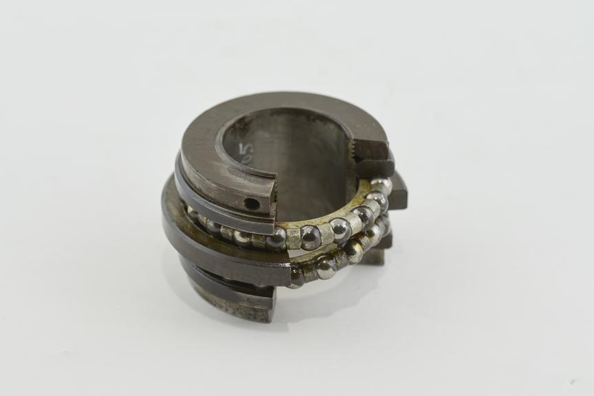 One sectioned light type double thrust bearing
