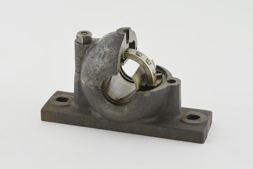 Sectioned roller bearings self aligning plummer block