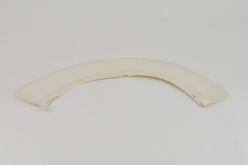 Stiffened white linen collar, rounded collar tip