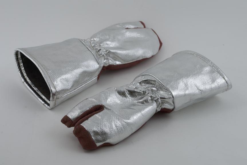 Anti-heat protective gloves
