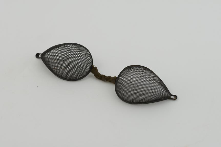 Pair Pear Shaped Convex Wire Gauze Spectacles