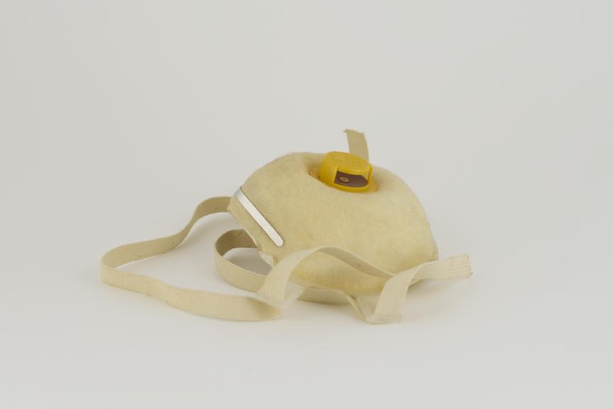 Disposable dust respirator with valve