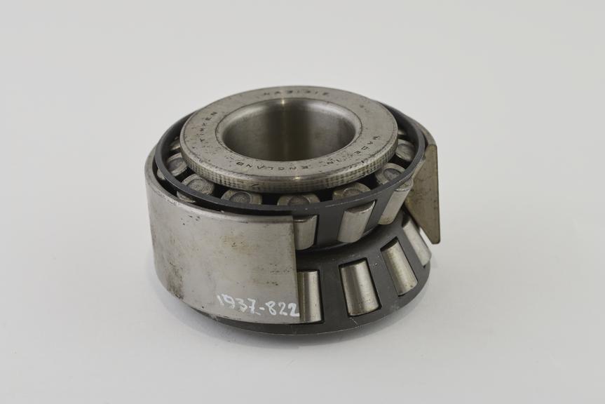 Sectioned roller bearing double cone type