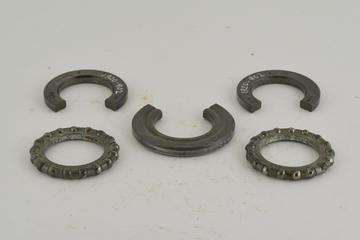 Sectioned light type double thrust bearing