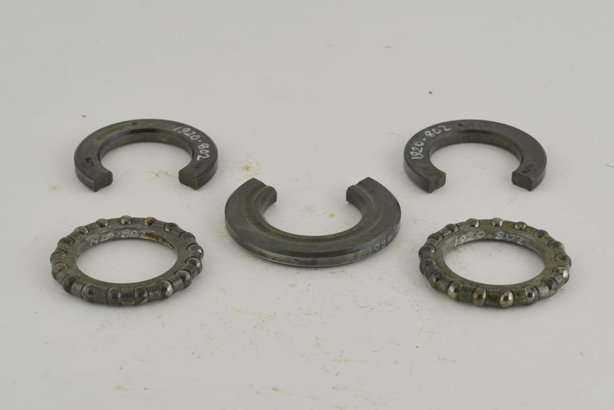 Sectioned light type double thrust bearing